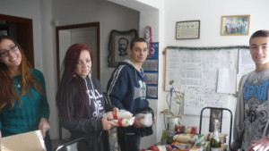 Ученици дариха 30 килограма храни за хора в нужда