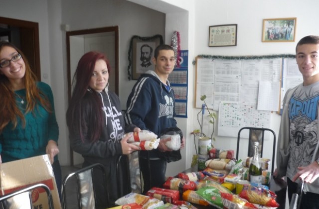 Ученици дариха 30 килограма храни за хора в нужда