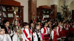 Малки коледари гостуваха в Община Плевен