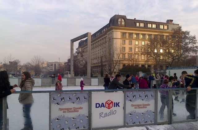Ледена пързалка заработи на пл. Централен