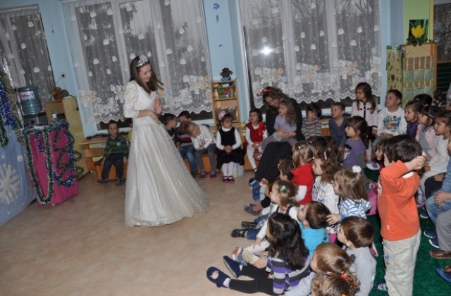 Алтернатива подари коледни спектакли на най-малките горнооряховчета