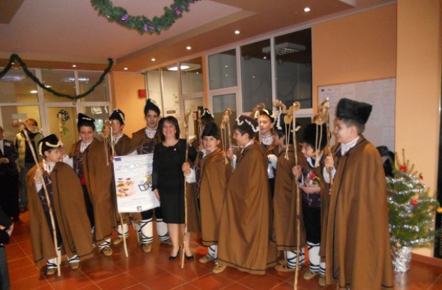 Коледари гостуваха на областния управител