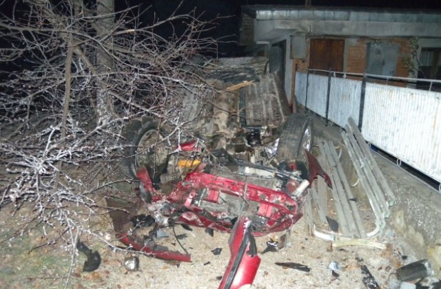 Пиян шофьор уби пътник, рани друг, потроши си колата и остана невредим