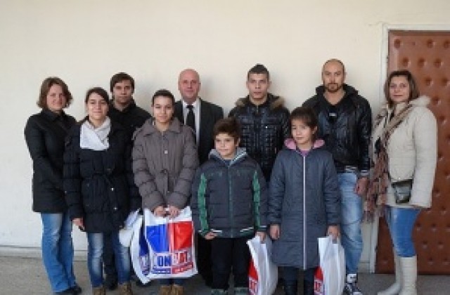 Монтански полицаи наградени за Коледа