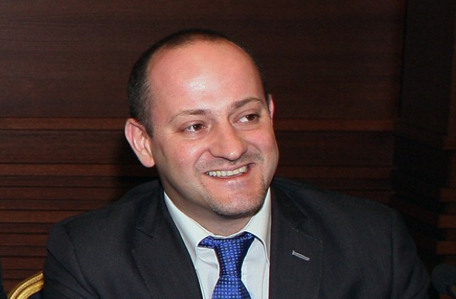 Недоверието в обществото ни избива в тежка политическа криза, заяви Радан Кънев