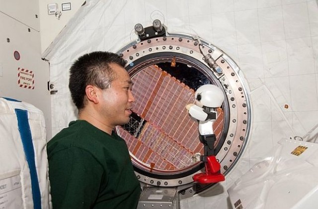 Робот си бъбри с японски астронавт на борда на МКС