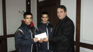 Близнаци получиха средства събрани от благотворителна изложба в Г Оряховица