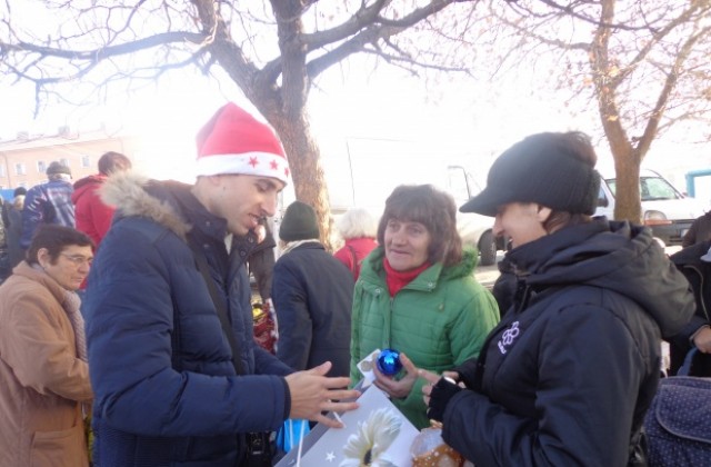 200 бобовдолци с Коледни картички от МГЕРБ