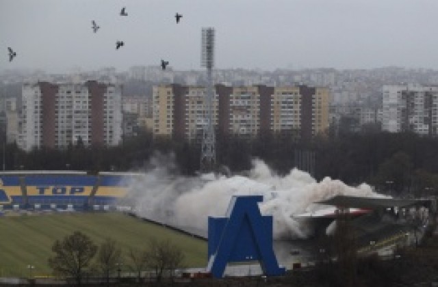 Февруари 2013 – взрив, скандали и един голям поклон