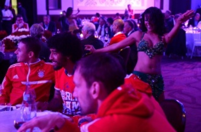 СНИМКИ: Купонът на Байерн: кючек за играчите, пури и вино за шефовете