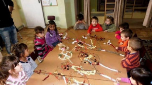 Млади воеводи правиха сурвачки с децата от Кулата