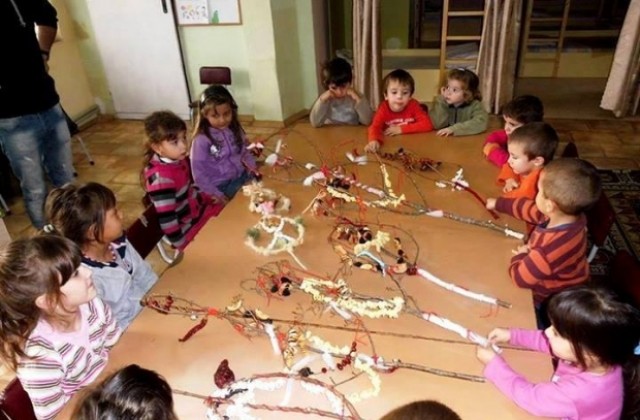 Млади воеводи правиха сурвачки с децата от „Кулата“