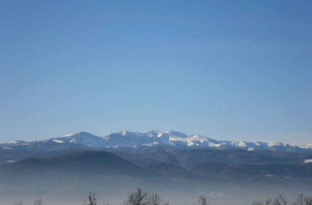 Слънчево и спокойно време, пътищата са проходими при зимни условия