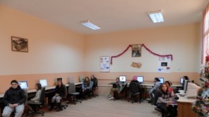Обновиха два компютърни кабинета