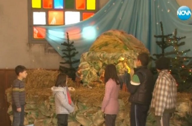 Деца направиха Витлеемската пещера в католическия храм в Житница