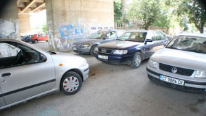 Неизвестни спукаха гумите на десетки коли в кв Западен парк