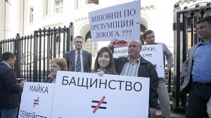 Арест за баща занесъл подарък на детето си на Бъдни