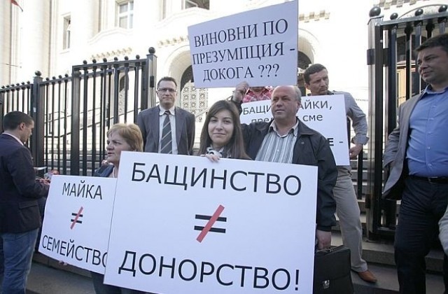 Арест за баща, занесъл подарък на детето си на Бъдни вечер