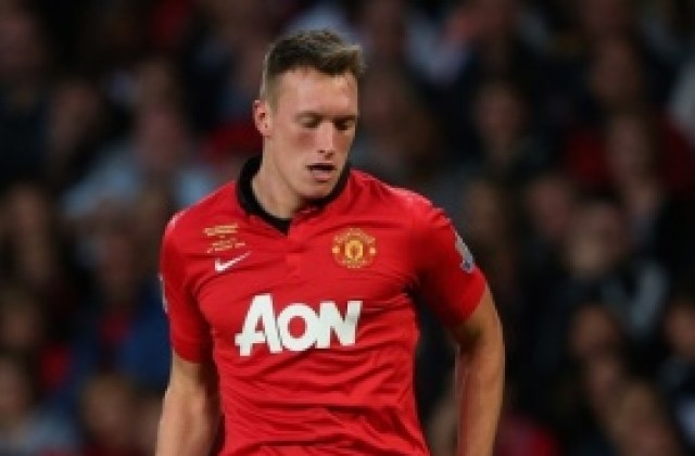 Фил Джоунс получи травма в коляното, ще отсъства две седмици