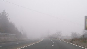 Мъгла затруднява шофьорите времето остава топло