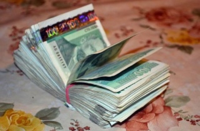 Спестяванията ни растат, но по-бавно