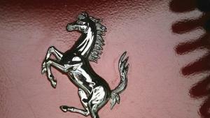 Емблемата на Ферари вече и от сребро