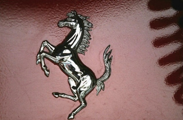 Емблемата на „Ферари” вече и от сребро