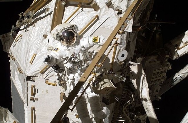 Руски космонавти от МКС завършиха излизането си в открития космос