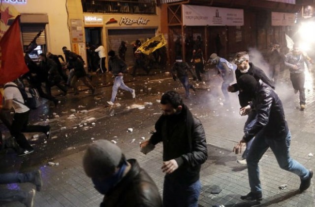 Протестиращи в Истанбул разпръснати с гумени куршуми