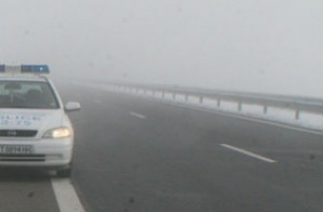 Мъгла затруднява движението из страната
