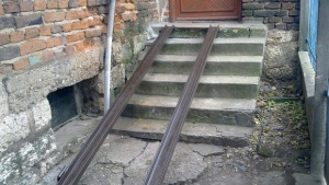 Бивш парламентарен шеф зарадва мъж в инвалидна количка за Коледа