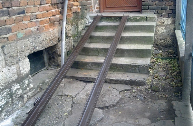 Бивш парламентарен шеф зарадва мъж в инвалидна количка за Коледа