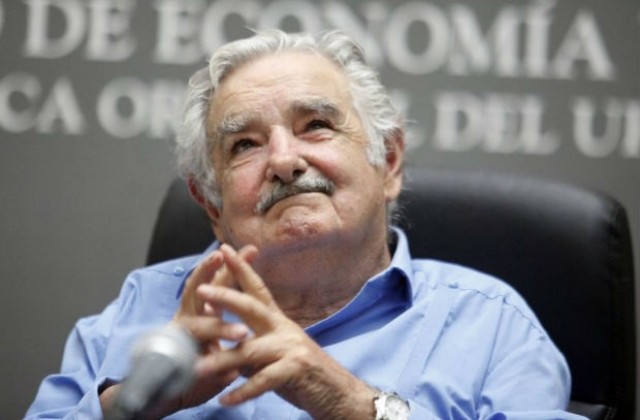 Уругвайският президент ръководи по бермуди и сандали