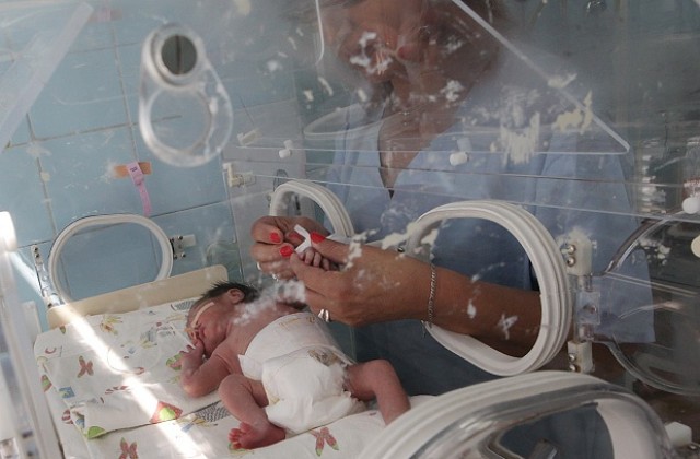 Британци дариха Великотърновската болница с апаратура за новородени