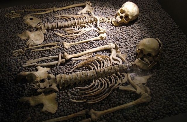 Откриха скелети на 3500 години, погребани лице в лице