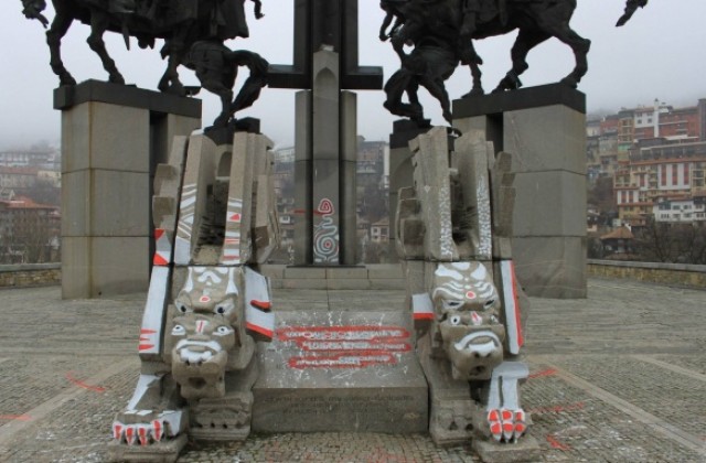 Обрисуваха с графити паметника на Асеневци, Община В. Търново осъди вандалския акт