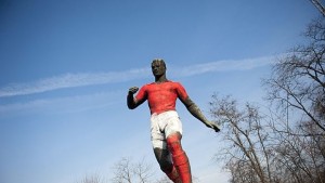 Боядисаха фигурата на футболиста пред Националния стадион СНИМКИ