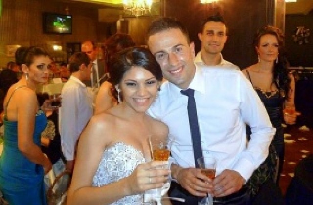 СНИМКИ: Боби Хазуров от Пирин ГД взе ослепителната Моника Христова, кумът играе в Лиерс