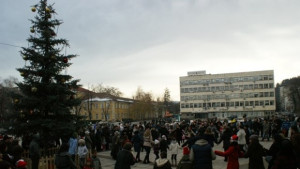 С вино фойерверки и музика посрещаме 2014 г на площад