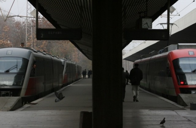 Влаковете се движат със закъснение между гарите Илиянци и Курило заради авария
