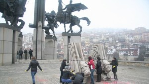 Доброволци изчистиха паметника на Асеневци нашарен с графити