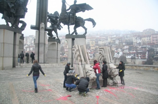 Доброволци изчистиха паметника на Асеневци, нашарен с графити