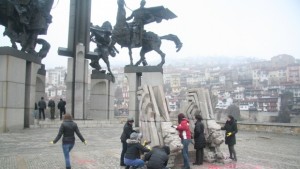 Доброволци изчистиха паметника на Асеневци нашарен с графити