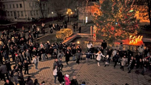 С един час народни хора Разград посрещна 2014та