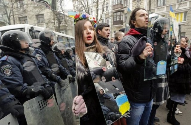 200 000 украинци се събраха в Киев на протестно шествие за Нова година