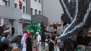 Кукери с големи маски невеста и младоженец гониха злите сили