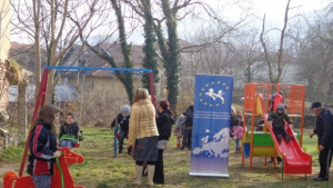 Евродепутат финансира изграждане на детска площадка в село Ряховците