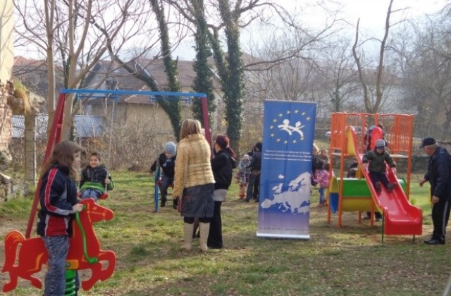 Евродепутат финансира изграждане на детска площадка в село Ряховците