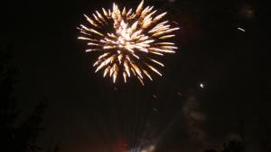 Новогодишни фойерверки подпалиха кола и балкон