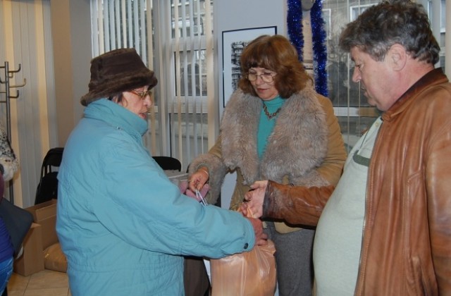 ГЕРБ-Старейшини дариха хранителни продукти на социално слаби за Нова година